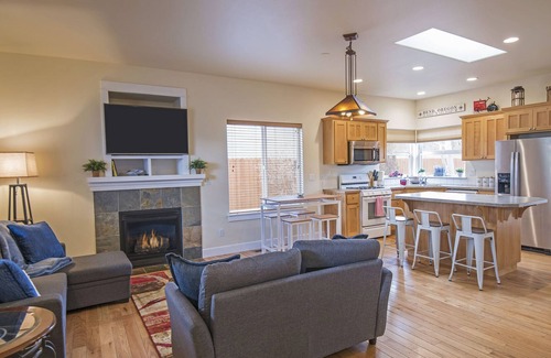 Old Farm District House | Cozy bungalow - minutes from downtown & Old Mill district