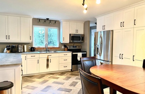 Greater Napanee House | Cozy Bungalow Nestled atop North Shore Hay Bay, Napanee