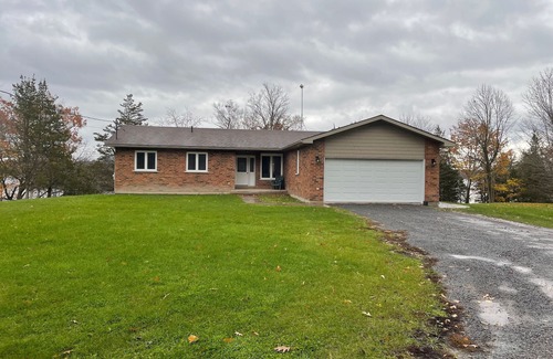Greater Napanee House | Cozy Bungalow Nestled atop North Shore Hay Bay, Napanee