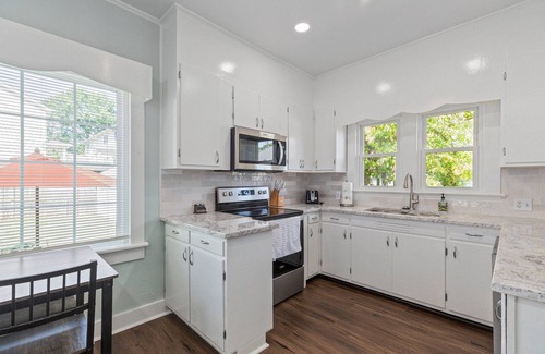 Fredericksburg House | Cozy bungalow near old town Fredericksburg close to restaurants, parks & more!