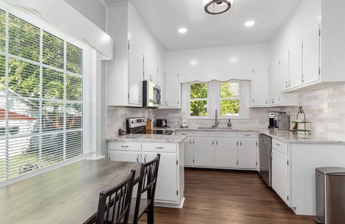 Fredericksburg House | Cozy bungalow near old town Fredericksburg close to restaurants, parks & more!