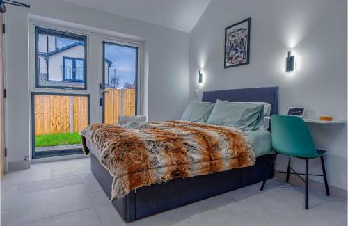 Filton House | Cozy bungalow near Concorde museum w/backyard