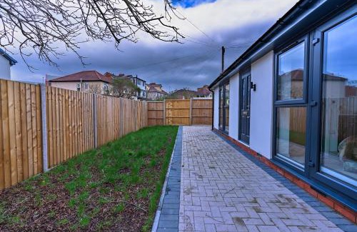 Filton House | Cozy bungalow near Concorde museum w/backyard