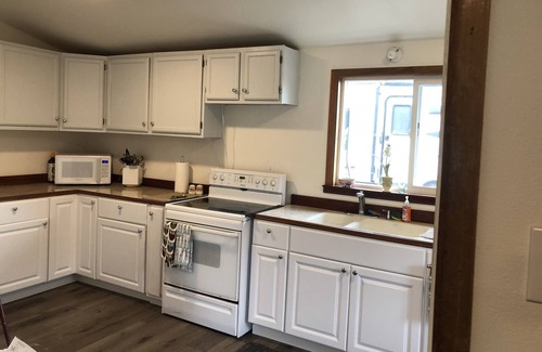 Banks House | Cozy Bungalow nestled in the country close to wineries, coast, hiking and golf!