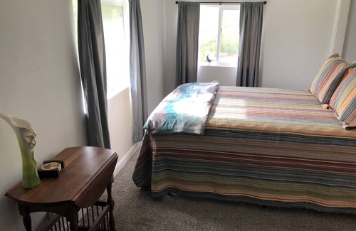 Banks House | Cozy Bungalow nestled in the country close to wineries, coast, hiking and golf!