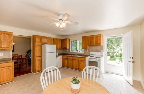 Tiny House | Cozy Bungalow - Sauna, Wood Stove, Close to Trails