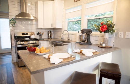 Loveland Apartment | Cozy Bungalow w/Hot Tub & Fire Pit, Walk Downtown