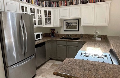 West Hollywood House | Cozy bungalow w/lush outdoor garden w/heat & AC - very walkable
