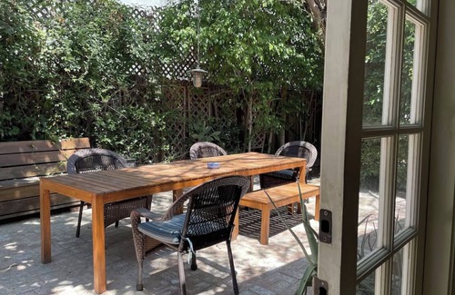 West Hollywood House | Cozy bungalow w/lush outdoor garden w/heat & AC - very walkable