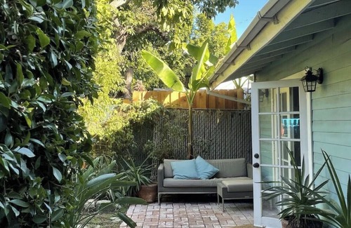 West Hollywood House | Cozy bungalow w/lush outdoor garden w/heat & AC - very walkable