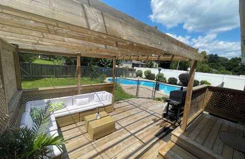 Burlington House | Cozy Bungalow with a Pool