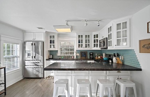 Clear Lake Shores House | Cozy Bungalow with Deck, Near Kemah Boardwalk