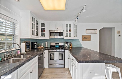 Clear Lake Shores House | Cozy Bungalow with Deck, Near Kemah Boardwalk