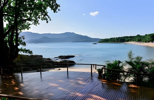 Veloso Condo | Cozy Bungalow with Hot Tub in Ilhabela