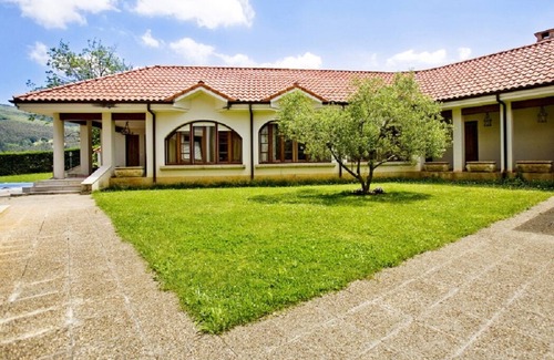 Ampuero House | Cozy Bungalow with poolside porch and beautiful views