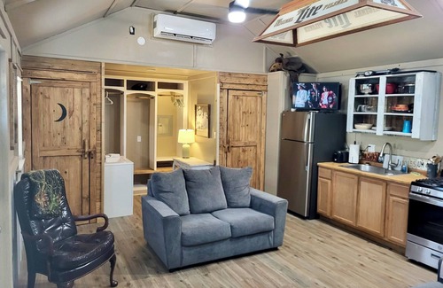 Leakey Apartment | Cozy “Bunkhouse” cabin in charming Leakey with WiFi, AC. Near Frio and Garner!