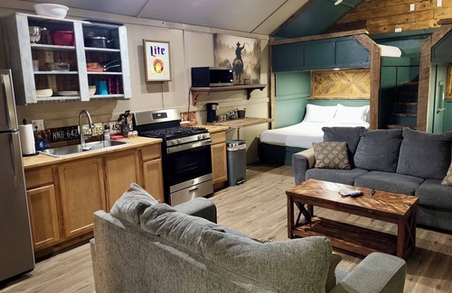 Leakey Apartment | Cozy “Bunkhouse” cabin in charming Leakey with WiFi, AC. Near Frio and Garner!
