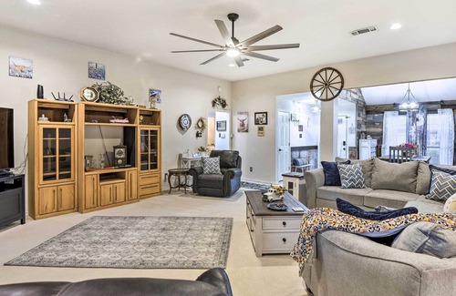 Burleson House | Cozy Burleson Retreat ~ 16 Mi to Fort Worth!