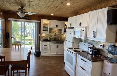 Gravenhurst Cottage | Cozy By the Docks, Waterfront Rental - Kahshe Lake - Muskoka