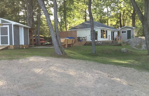 Gravenhurst Cottage | Cozy By the Docks, Waterfront Rental - Kahshe Lake - Muskoka