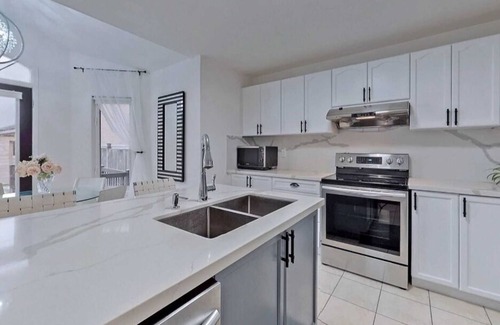 Bradford House | Cozy 1-bedroom with private washroom in a house