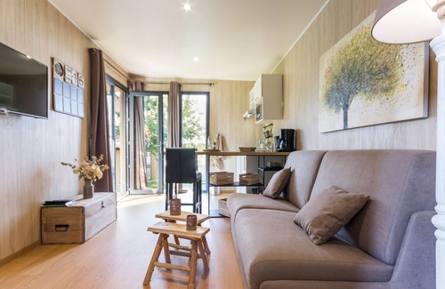 Aigrefeuille-sur-Maine Cottage | Cozy Cabin with Private Pool & Garden Views in Nantais Vineyard, Near Nantes