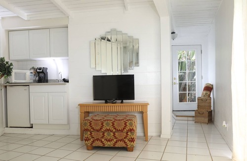 Altadena Cottage | Cozy Cabana Poolhouse-Dive from door to pool