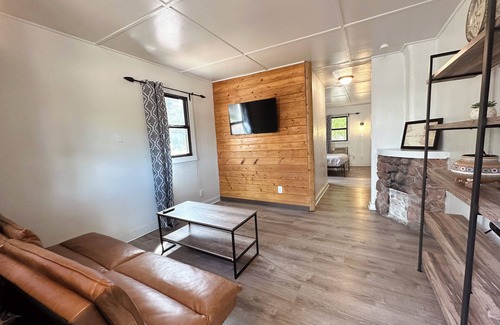 Manitou Springs Cabin | Cozy Cabin 1 | 1BR + Kitchenette Near Pikes Peak
