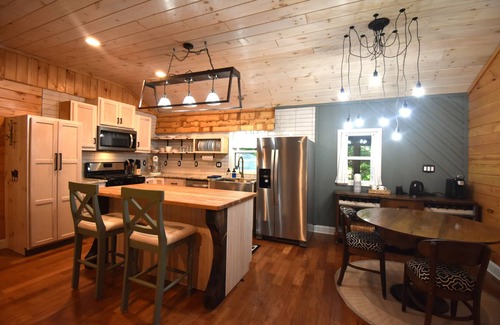 Fry Cabin | Cozy cabin, 1.5 miles to downtown McCaysville; shops/restaurants & Toccoa River