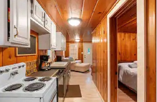Carp Lake Cabin | Cozy Cabin -1 Min to Lake, BBQ, Firepit & Fast Wi-Fi