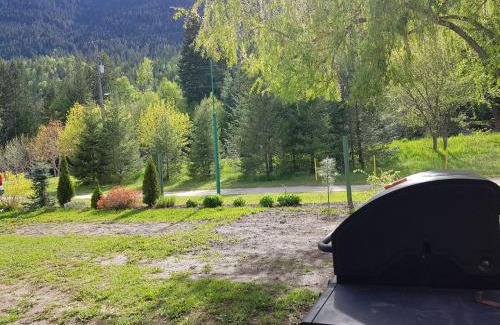 Tappen Ski Chalet | Cozy Cabin, 2 min to the HWY1