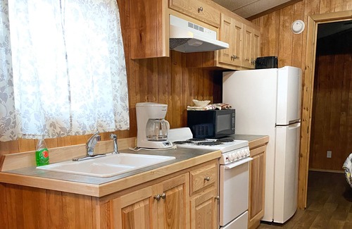 Holladay Cottage | Cozy Cabin #27 walking distance to KY Lake and GREAT fishing - Camden TN.