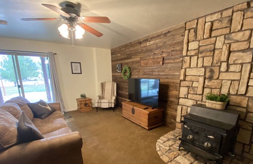 St. George Cabin | Cozy Cabin 5 min. From Snow Canyon State Park and