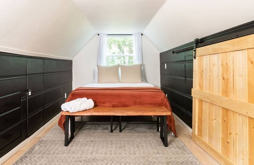 Crestline Cabin | Cozy Cabin - 5 min walk to the lake!