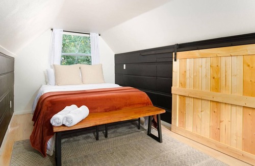 Crestline Cabin | Cozy Cabin - 5 min walk to the lake!