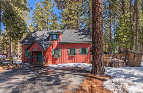 Tahoe Vista House | Cozy Cabin 5 Min Walk to Lake Tahoe Hot-Tub Excellent Location