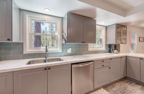 Tahoe Vista House | Cozy Cabin 5 Min Walk to Lake Tahoe Hot-Tub Excellent Location