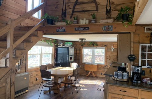 Woodford Cabin | Cozy Cabin & 700 SQ FT Fun-Filled BarnnVAST Access nNear Mt Snow & Prospect Mt