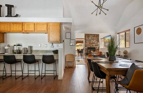 Big Bear Lake Cabin | Cozy Cabin, A/C, Hot Tub, Tankless Water Heater, Jacuzzi, Full Kitchen
