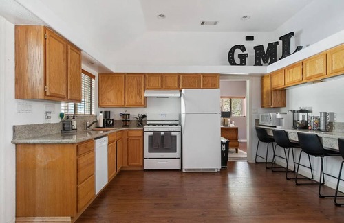 Big Bear Lake Cabin | Cozy Cabin, A/C, Hot Tub, Tankless Water Heater, Jacuzzi, Full Kitchen