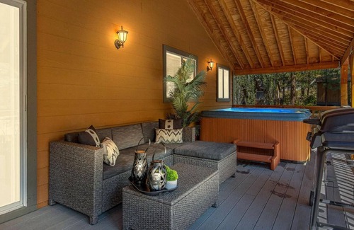 Big Bear Lake Cabin | Cozy Cabin, A/C, Hot Tub, Tankless Water Heater, Jacuzzi, Full Kitchen