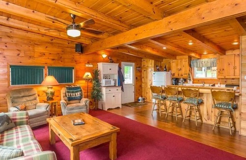 Cushing Cabin | Cozy Cabin at Fish Trap Lake