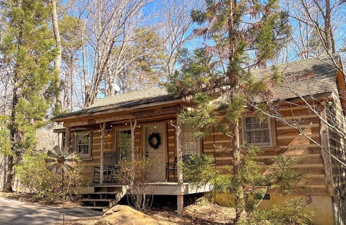 Dallas Cabin | Cozy cabin at Indigo Falls