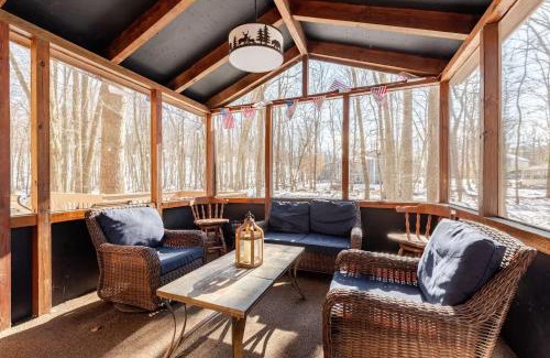 East Stroudsburg House | Cozy Cabin at Poconos With Hot Tub and Fire Pit