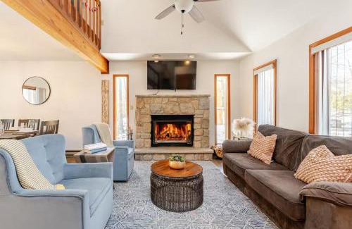 East Stroudsburg House | Cozy Cabin at Poconos With Hot Tub and Fire Pit