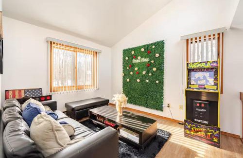 East Stroudsburg House | Cozy Cabin at Poconos With Hot Tub and Fire Pit