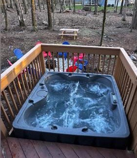 East Stroudsburg House | Cozy Cabin at Poconos With Hot Tub and Fire Pit