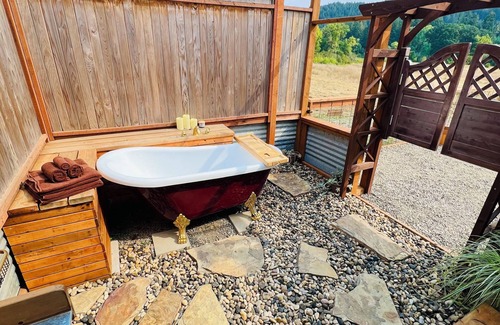 Alvadore House | Cozy Cabin at The Good Farm