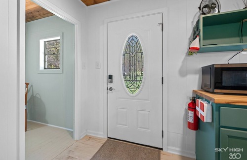 Marble Falls Cabin | Cozy Cabin, Central AC, 5 Min. to Buffalo River, Pets & Families Welcome!