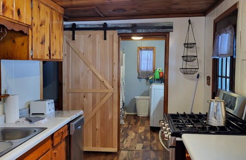Shingleton House | Cozy cabin close to trails!